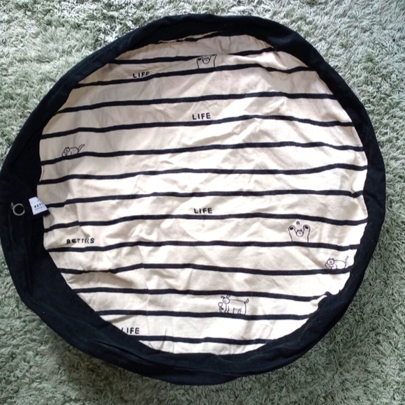 Bed cushion cover for furry pets